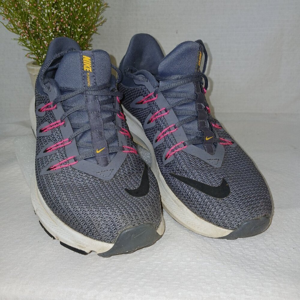 NIKE SWIFT GREY AND PINK RUNNING SHOES.  STILL IN GREAT CONDITION.  SIZE 6.5